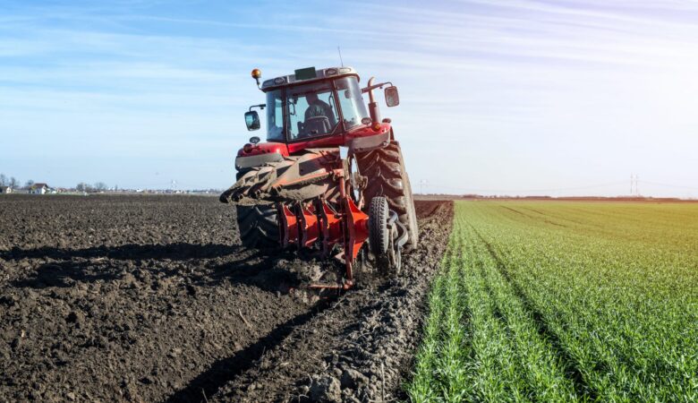 Un tractorist bun ar putea ajunge să câștige cât un IT-ist. Fermierii se plâng că nu găsesc specialiști